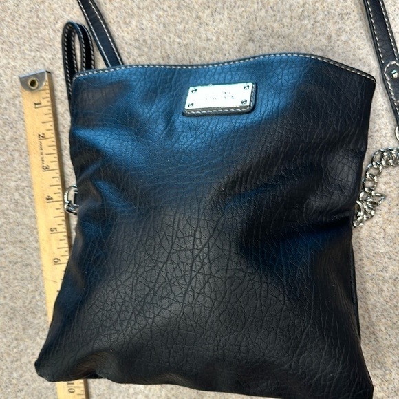 Nine West Crossbody/wristlet CB strap removable, pebbled black man-made leather - Picture 2 of 10